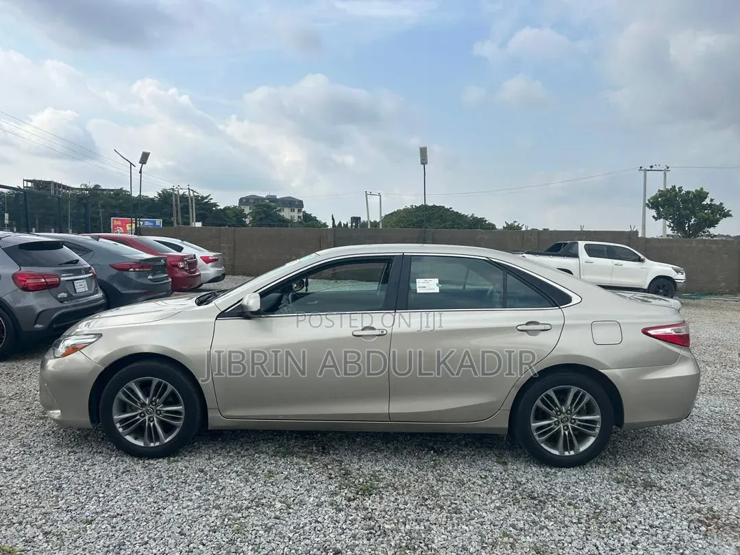 Toyota Camry SE 4dr Sedan (2.5L 4cyl 6A) 2016 Gold