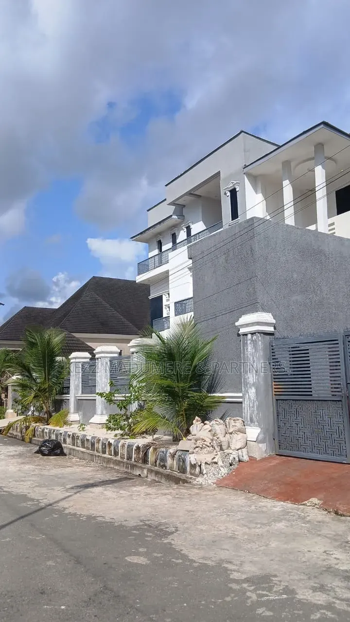 9bdrm Maisonette in Prestigious Udenwa for sale