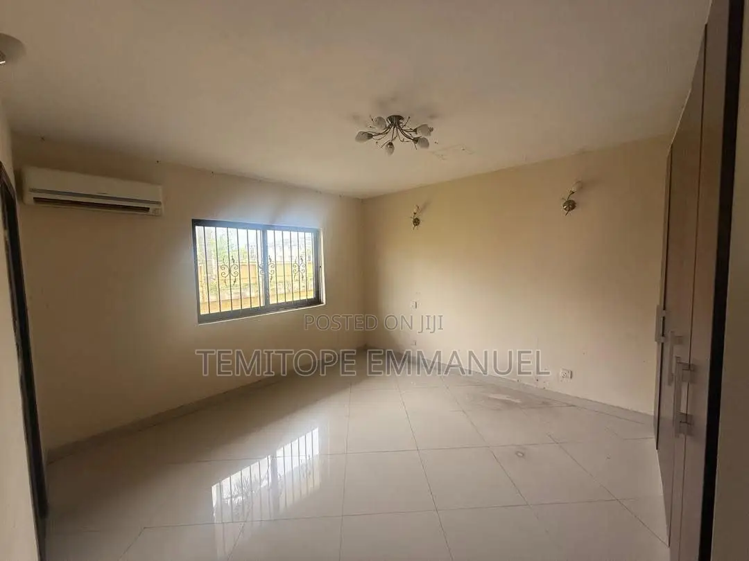20bdrm Townhouse/Terrace in Ikate Lekki Phase 1 for sale