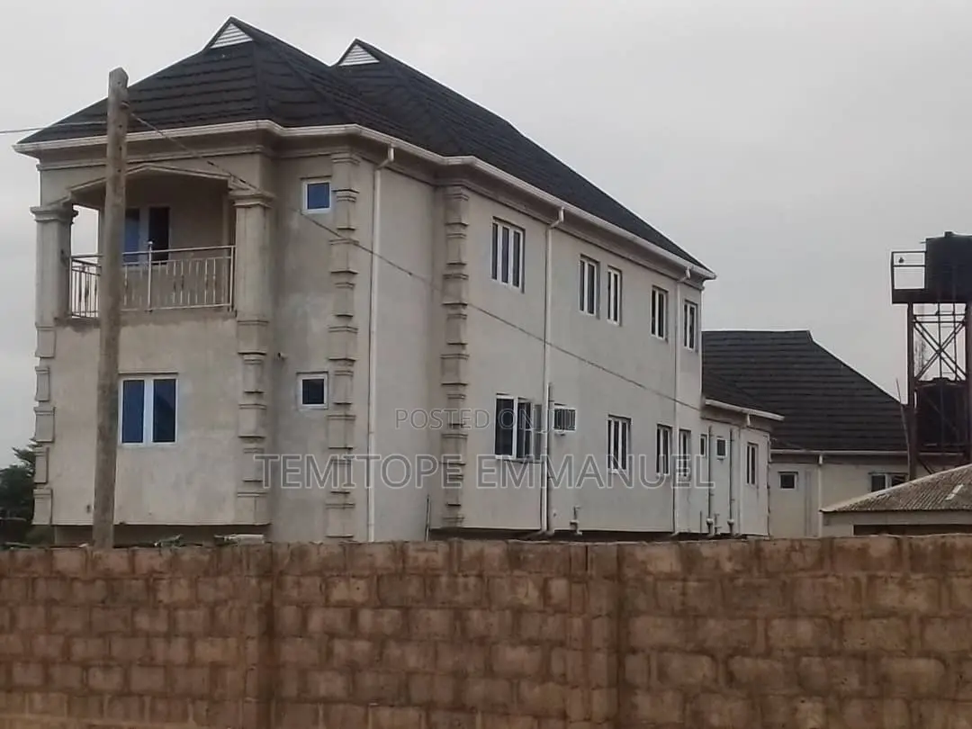 10bdrm House in Alakuko for sale