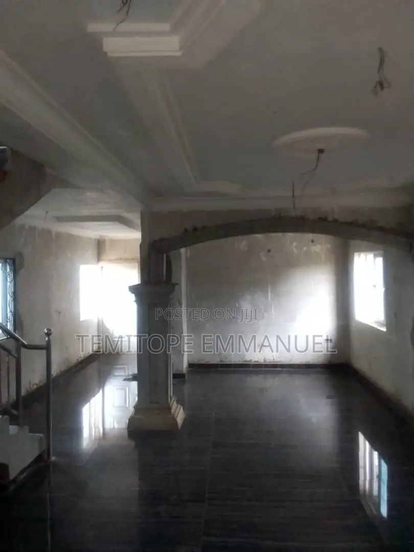 10bdrm House in Alakuko for sale