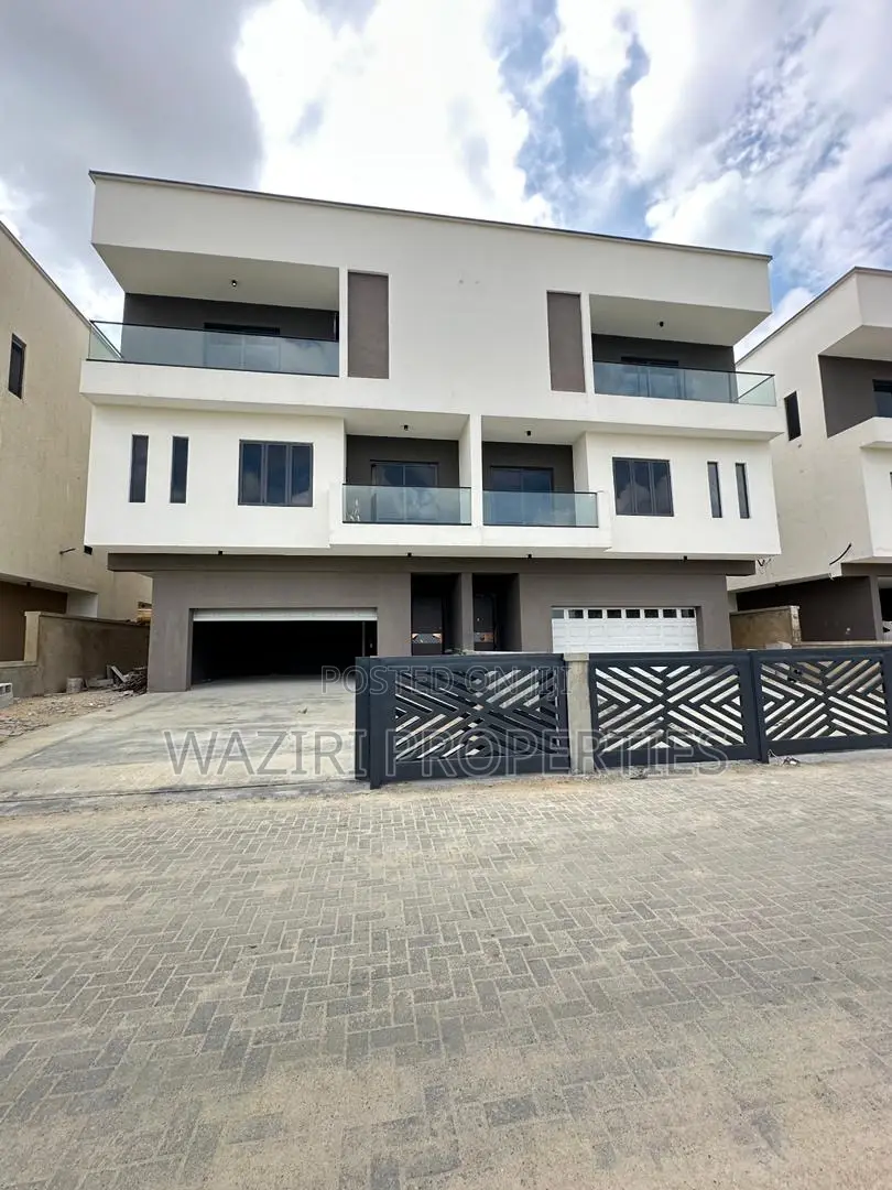 4bdrm House in Lekki Phase 1 for sale