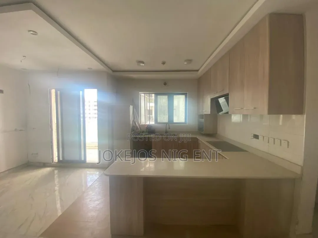 2bdrm Apartment in Lekki Phase 1 for rent
