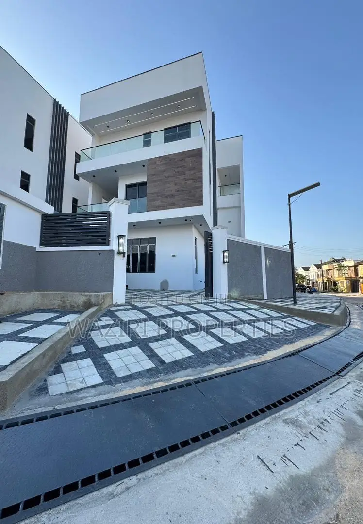 5bdrm House in Lekki Phase 1 for sale