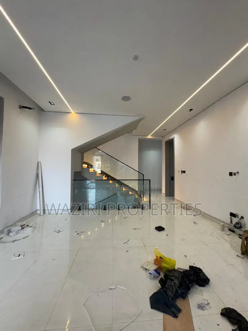 5bdrm House in Lekki Phase 1 for sale