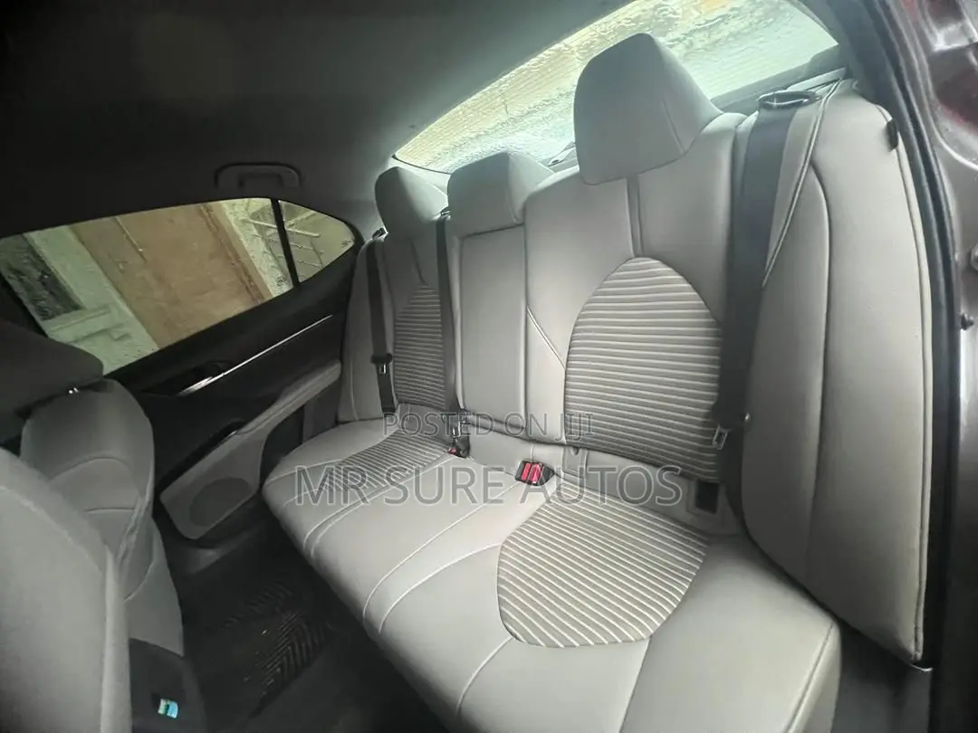 Toyota Camry SE FWD (2.5L 4cyl 8AM) 2018 Gray