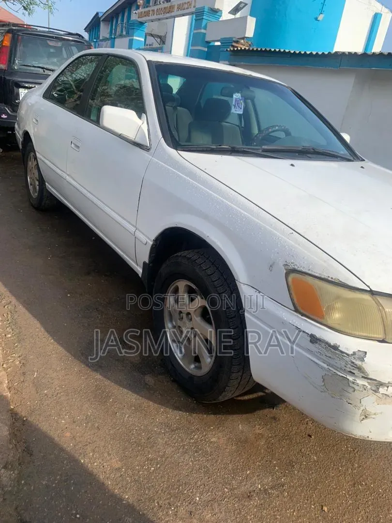 Toyota Camry 2000 White