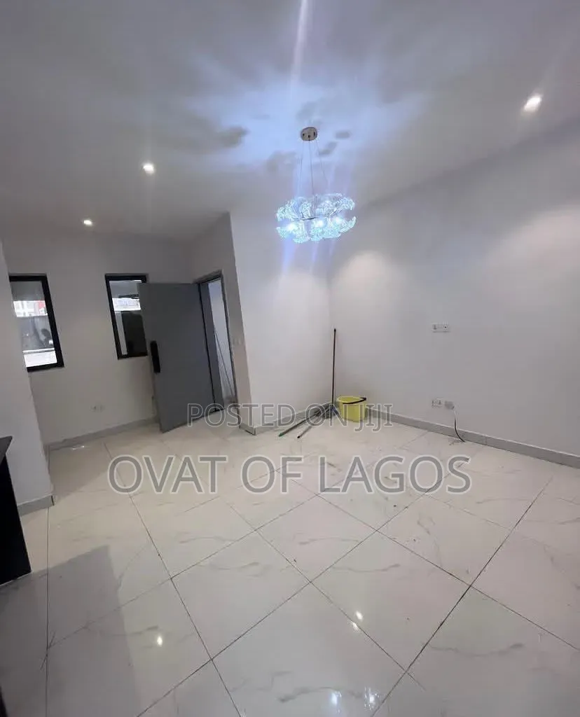 1bdrm Apartment in Freedom Way, Lekki Phase 1 for sale