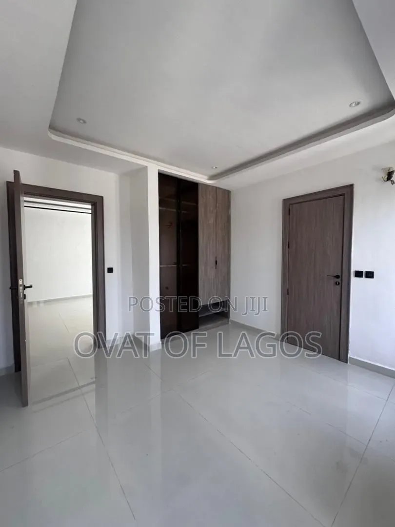 2bdrm Apartment in Lekki Phase 1 for rent