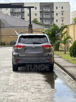 Toyota Highlander SE 4x4 V6 (3.5L 6cyl 8A) 2018 Gray