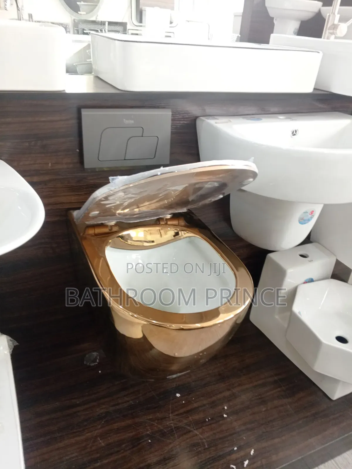 Quality Shining Gold and Inner White Conceal Water Closet