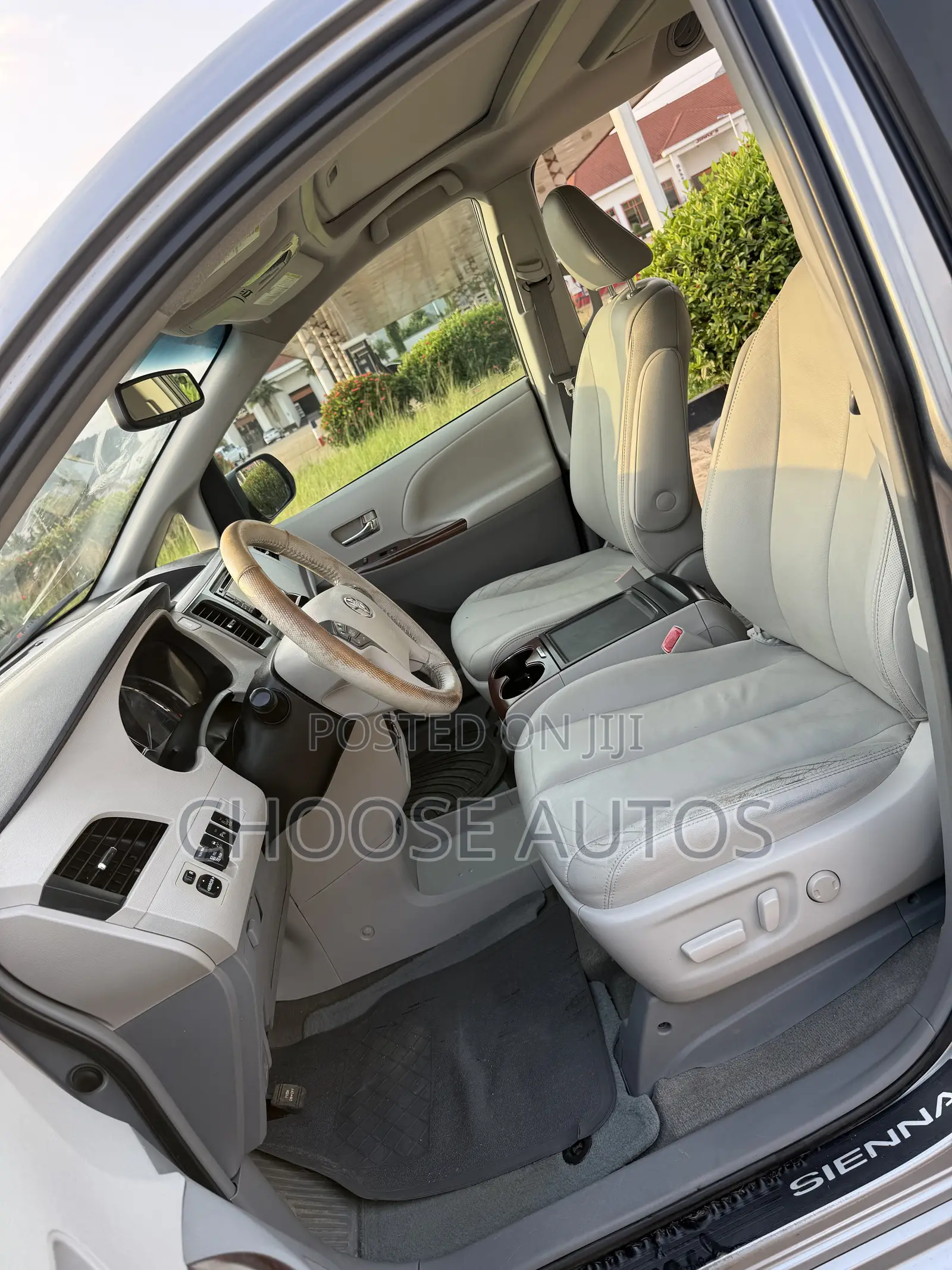 Toyota Sienna XLE FWD 8-Passenger 2013 Gray