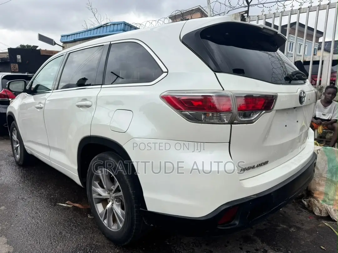 Toyota Highlander LE 4dr SUV (3.5L 6cyl 6A) 2014 White
