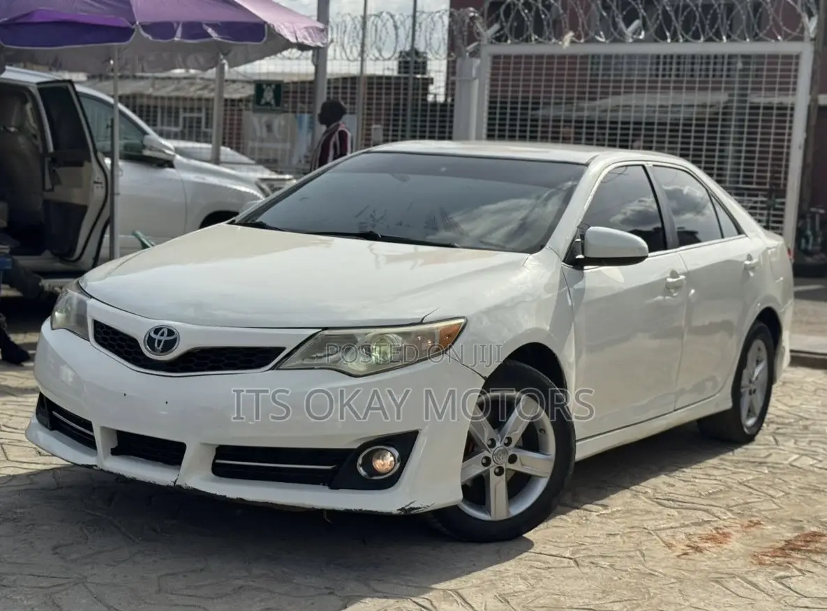 Toyota Camry SE 4dr Sedan (2.5L 4cyl 6A) 2013 White