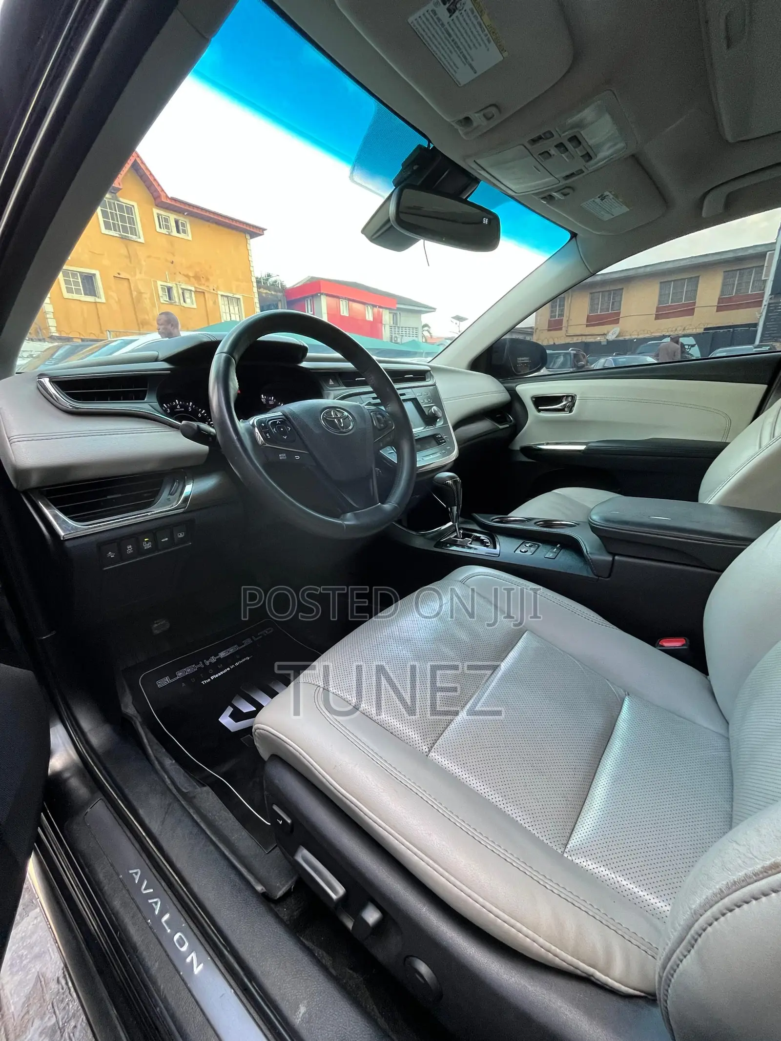 Toyota Avalon Limited Sedan FWD (3.5L 6cyl 6A) 2017 Black