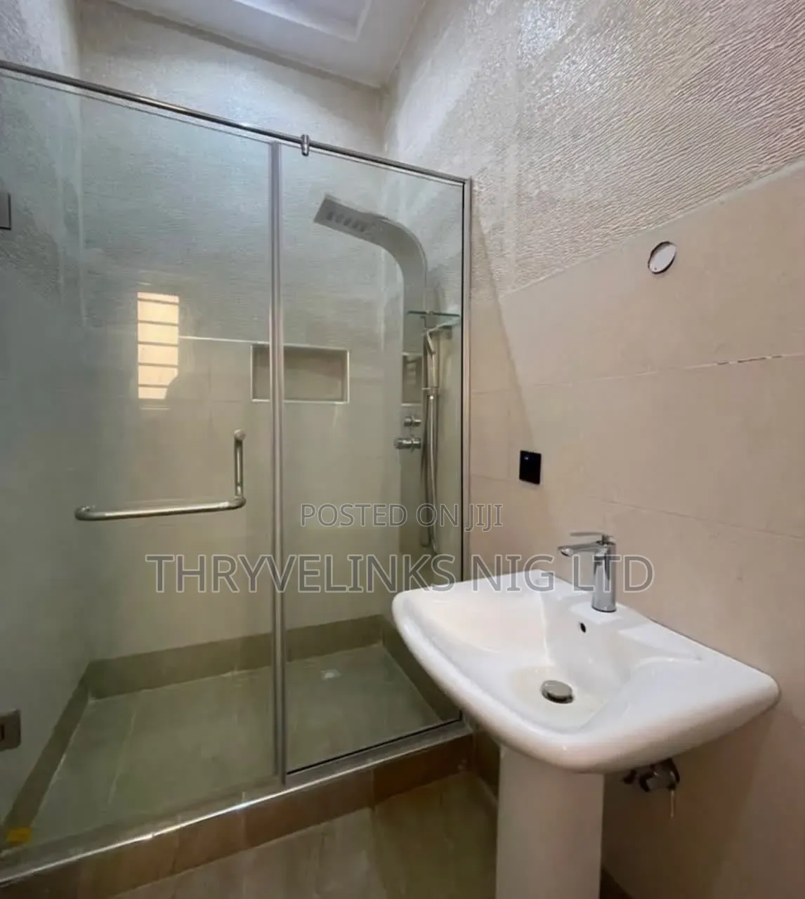 3bdrm Apartment in Lekki Phase 1 for rent