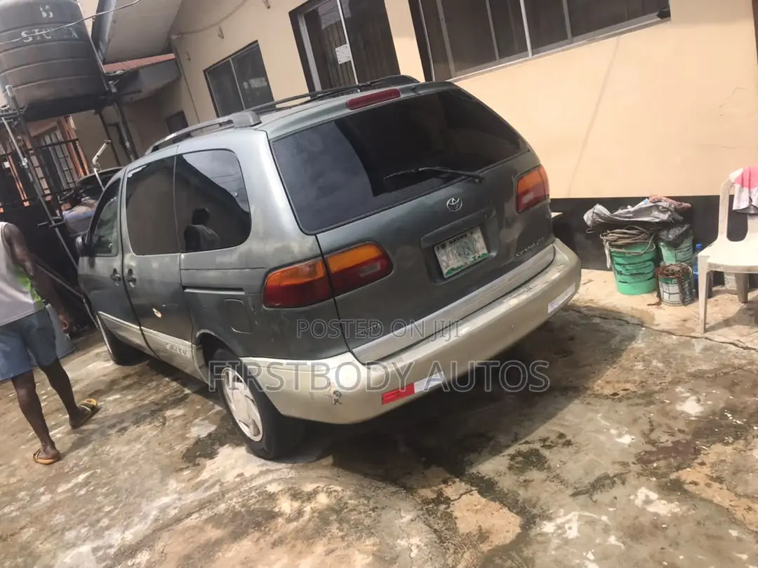 Toyota Sienna 2000 Gray