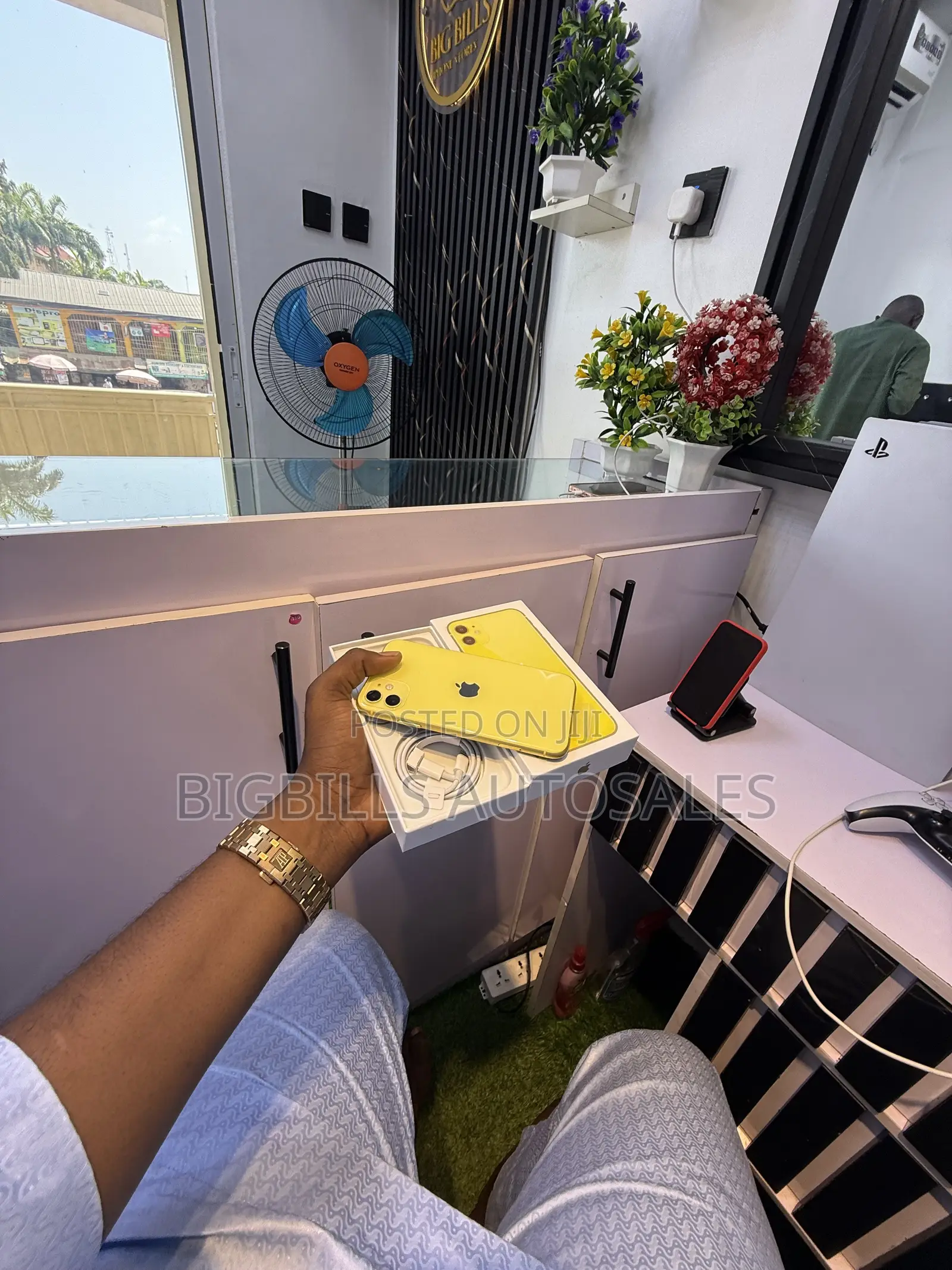 New Apple iPhone 11 128 GB Yellow