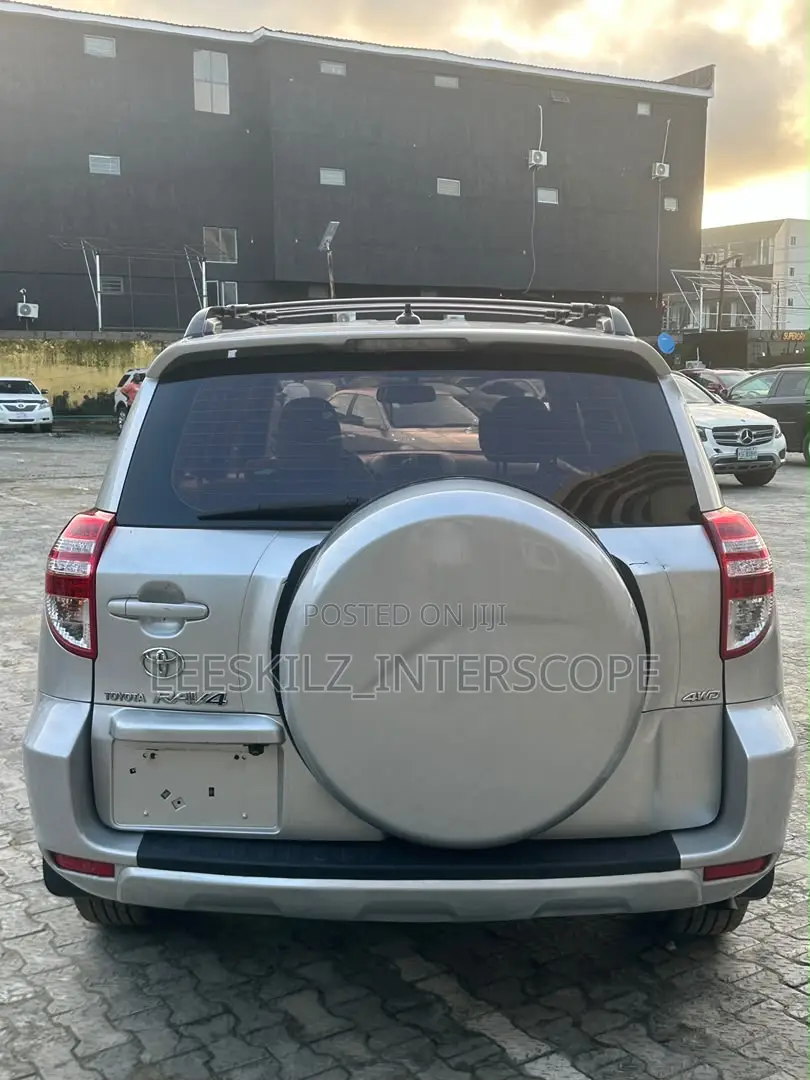 Toyota RAV4 2010 Silver