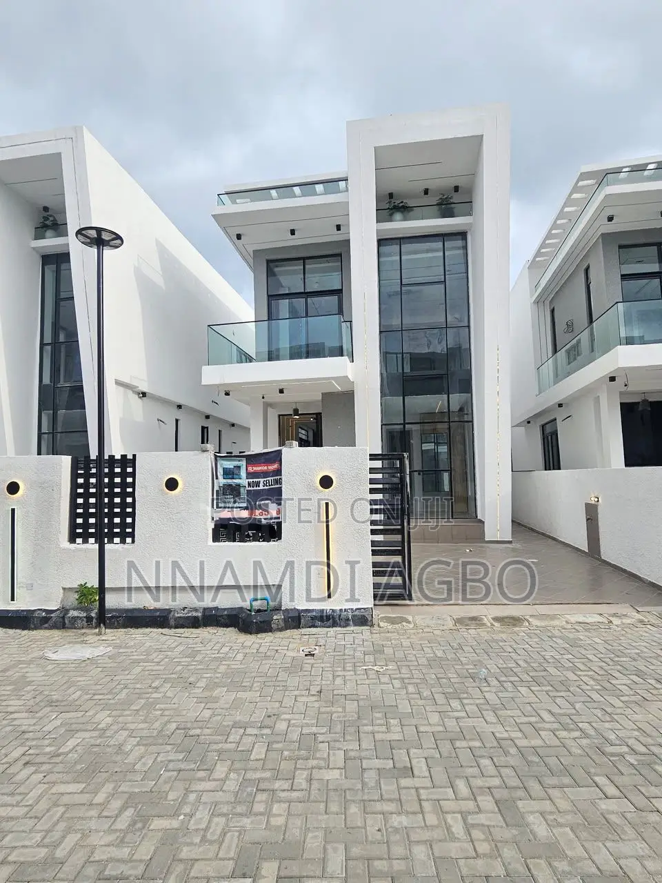 5bdrm Duplex in Chevron for sale