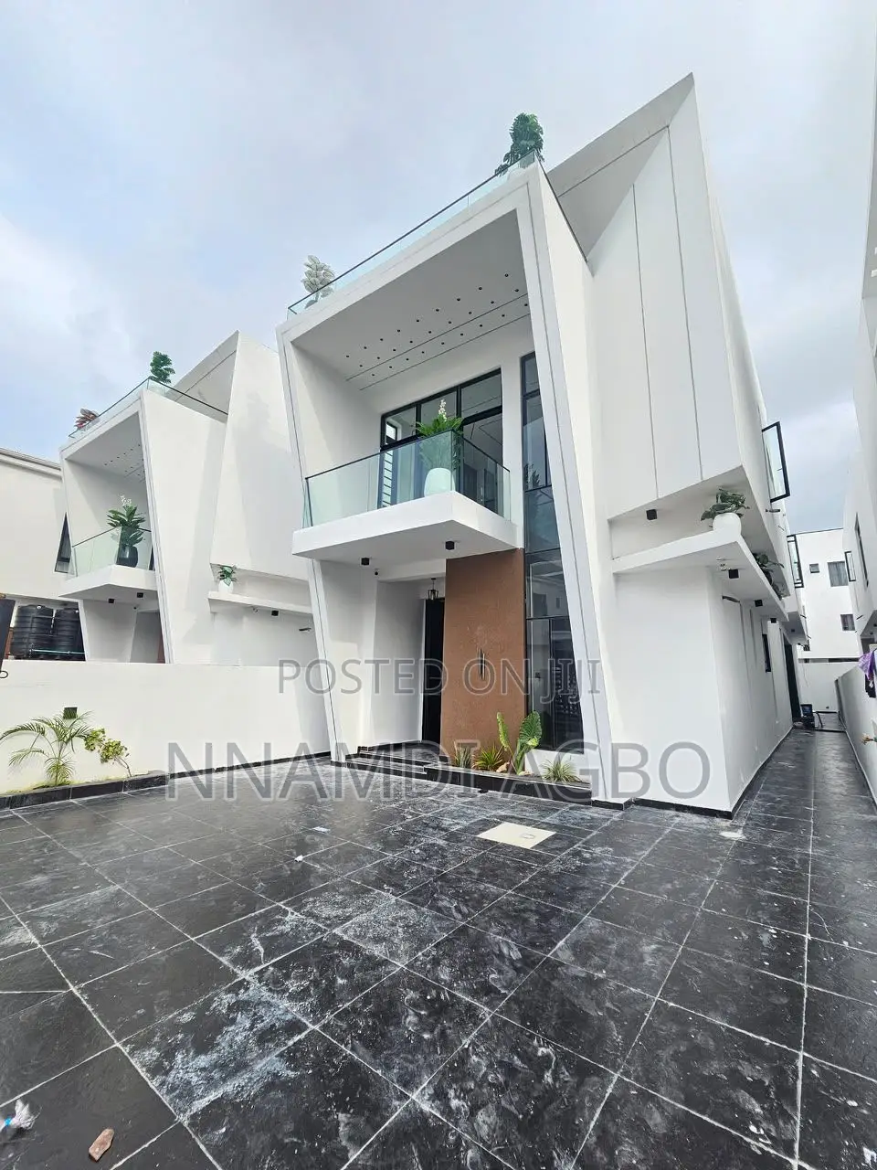 5bdrm Duplex in Chevron for sale