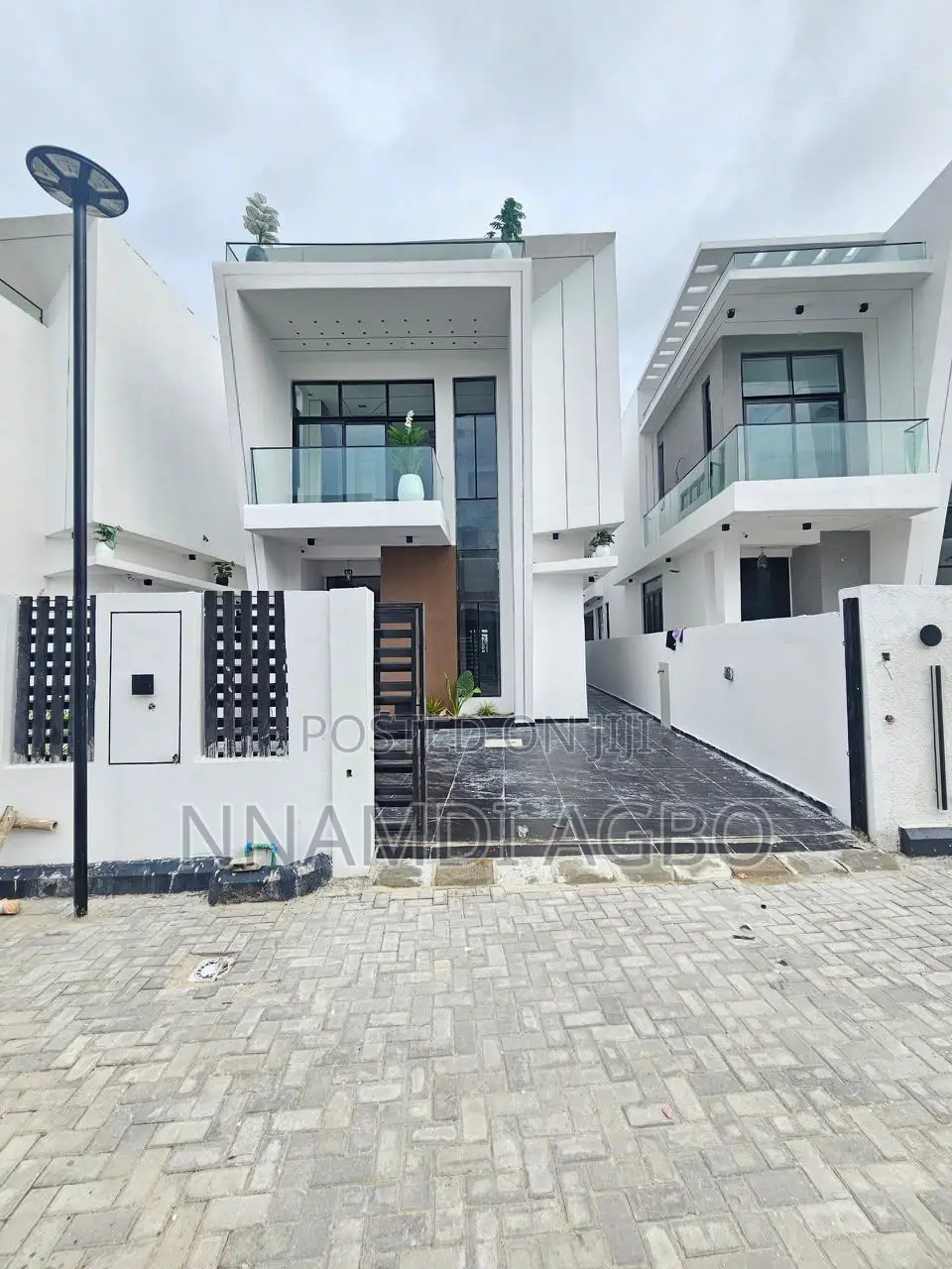 5bdrm Duplex in Chevron for sale