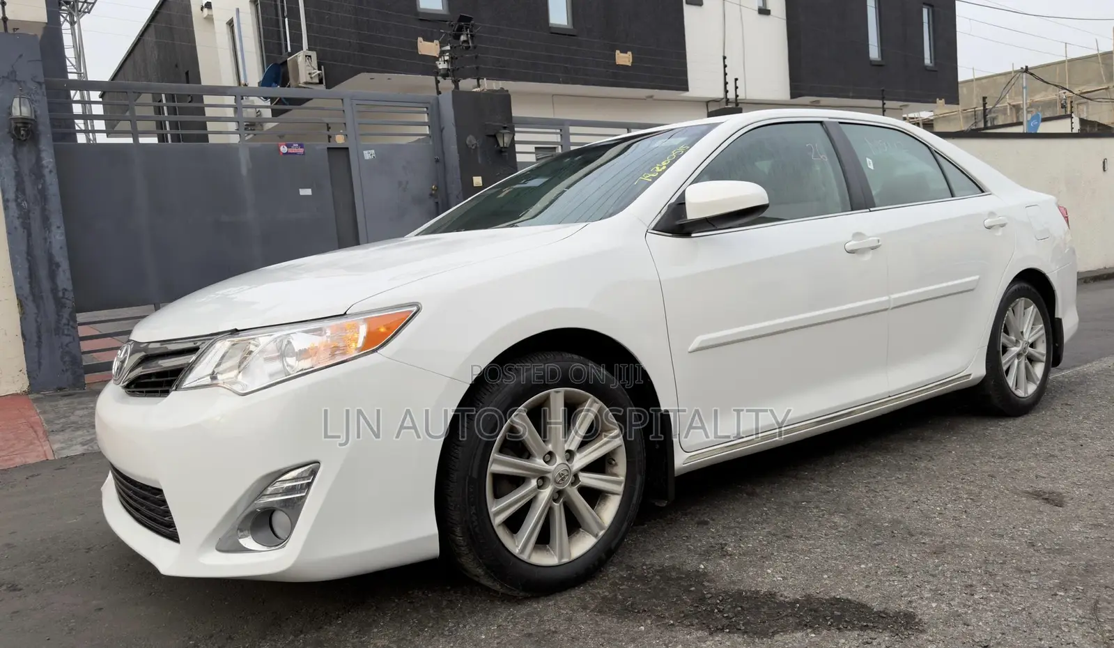 Toyota Camry XLE 4dr Sedan (3.5L 6cyl 6A) 2014 White