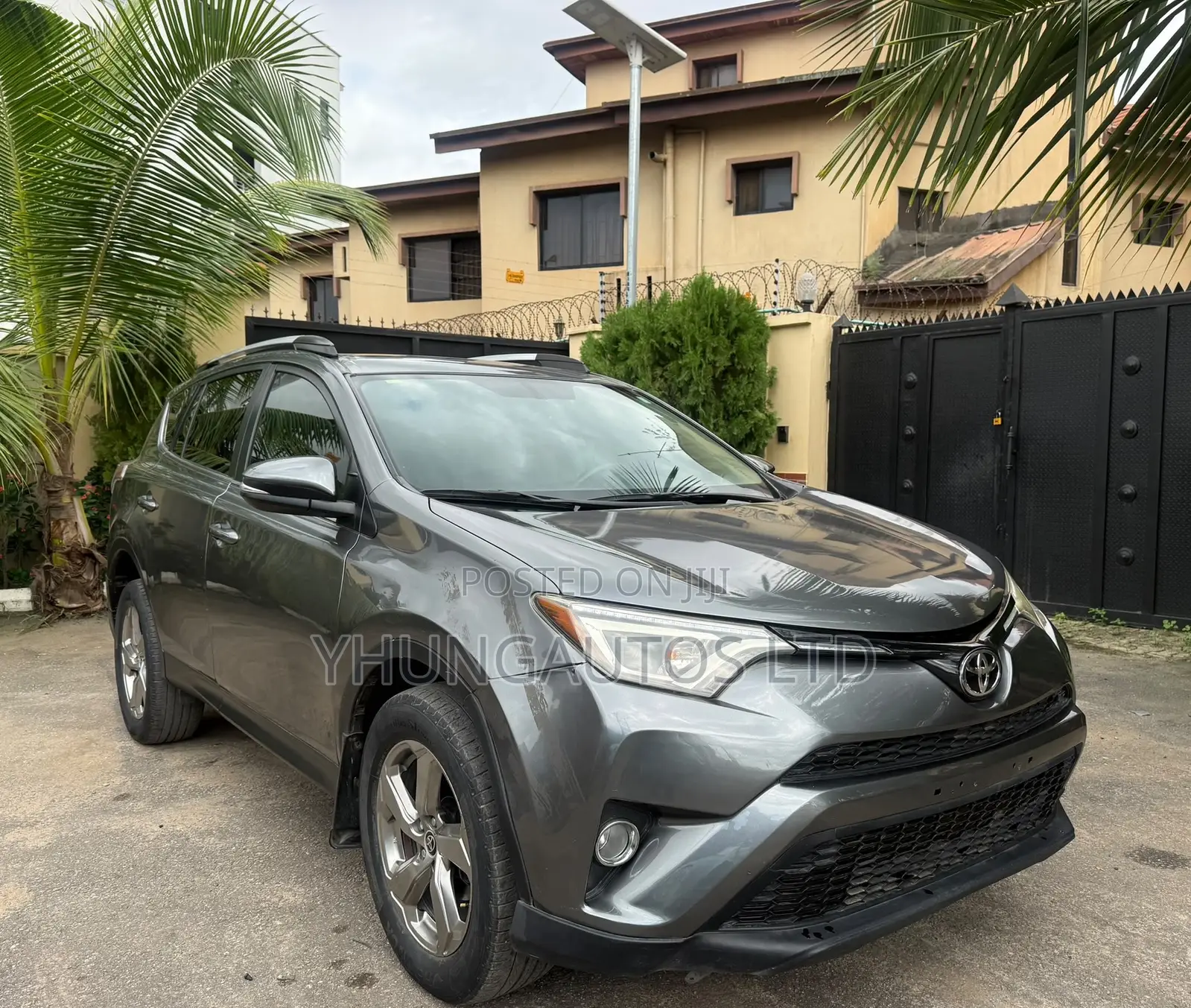 Toyota RAV4 XLE 4dr SUV AWD (2.5L 4cyl 6A) 2014 Gray