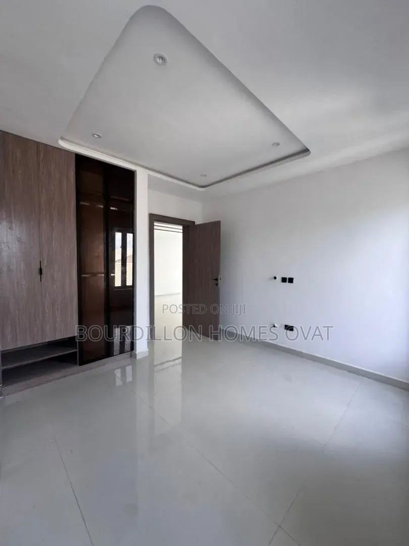 2bdrm Apartment in Lekki Phase 1 for rent