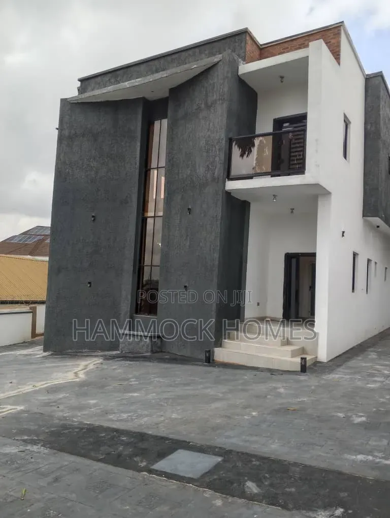 5bdrm Duplex in Alalubosa for sale