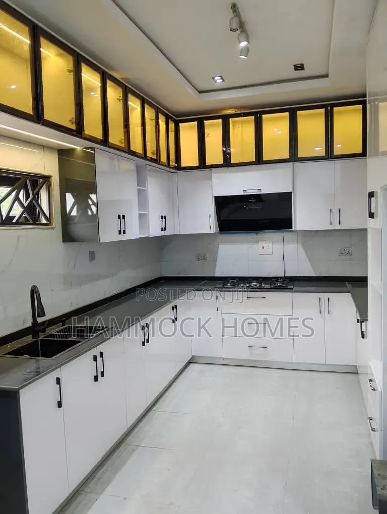 5bdrm Duplex in Alalubosa for sale