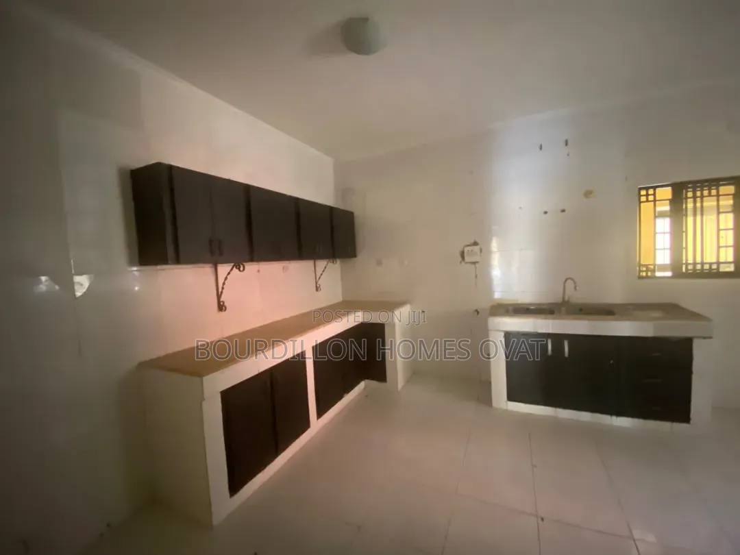 3bdrm Apartment in Lekki Phase 1 for rent