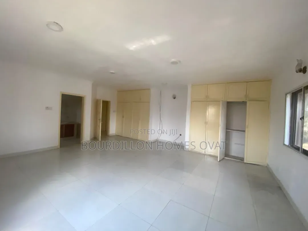 2bdrm Apartment in Lekki Phase 1 for rent