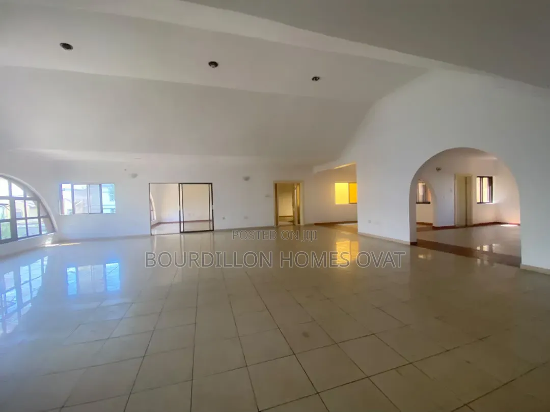 2bdrm Apartment in Lekki Phase 1 for rent