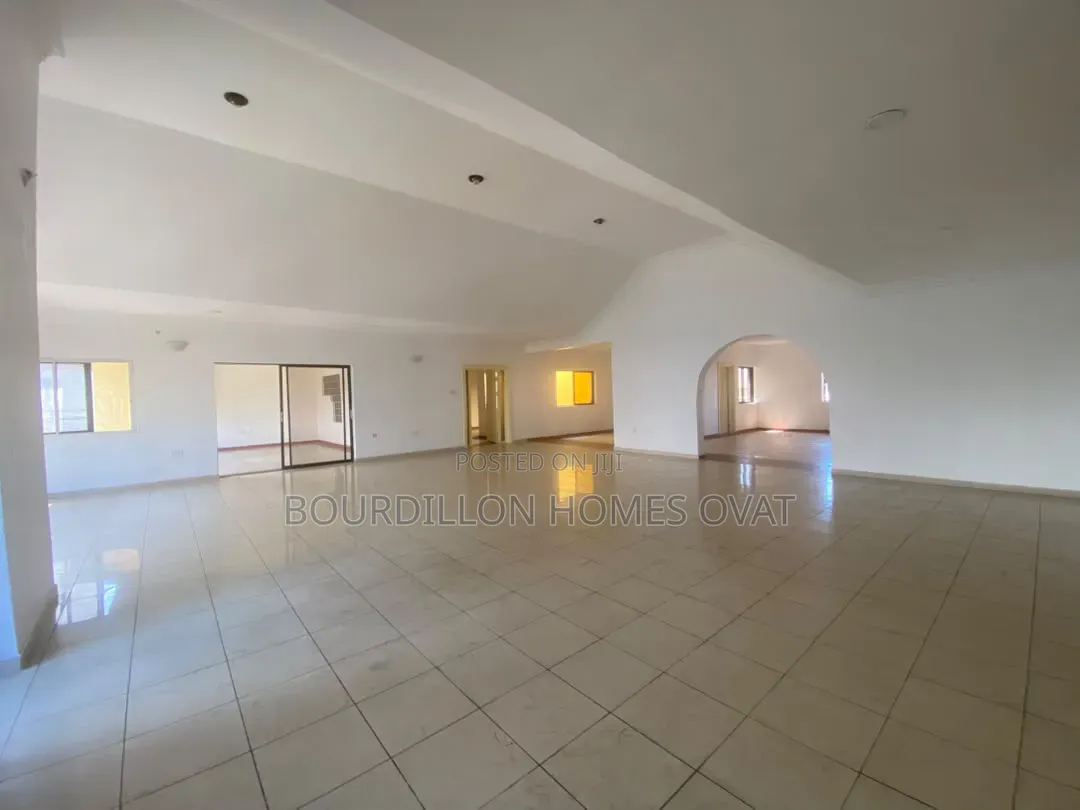 2bdrm Apartment in Lekki Phase 1 for rent