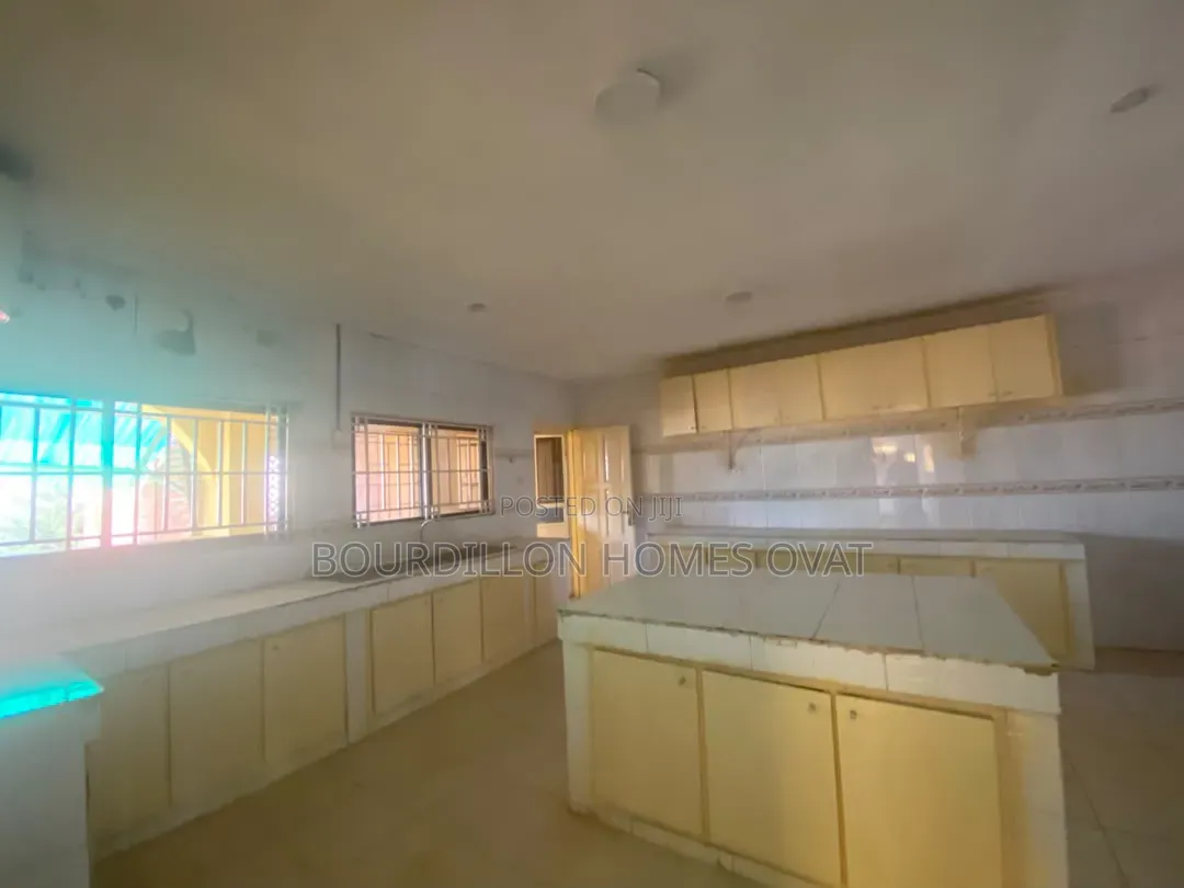2bdrm Apartment in Lekki Phase 1 for rent