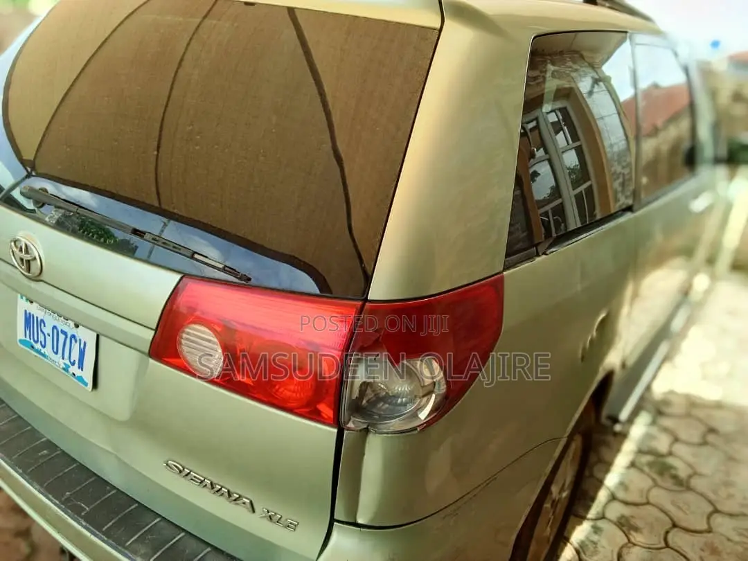 Toyota Sienna XLE FWD 2006 Green