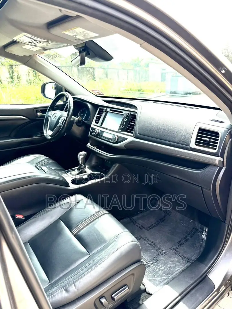 Toyota Highlander SE 4x4 V6 (3.5L 6cyl 8A) 2018 Gray