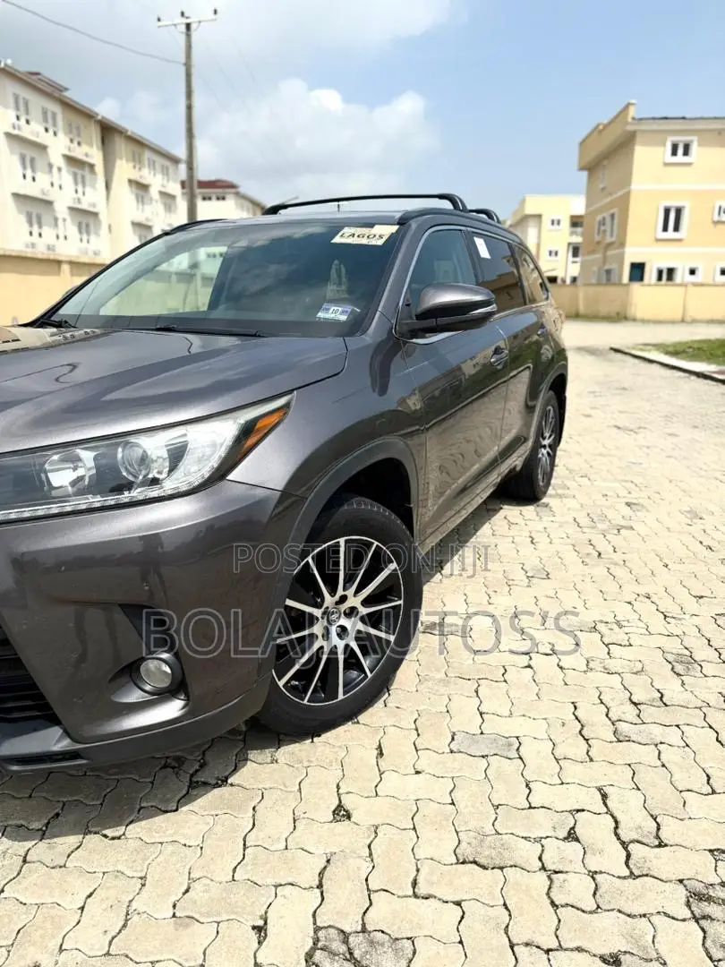 Toyota Highlander SE 4x4 V6 (3.5L 6cyl 8A) 2018 Gray