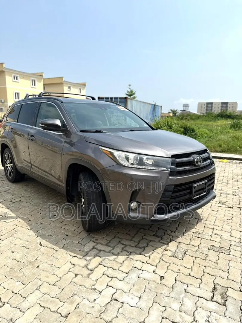 Toyota Highlander SE 4x4 V6 (3.5L 6cyl 8A) 2018 Gray