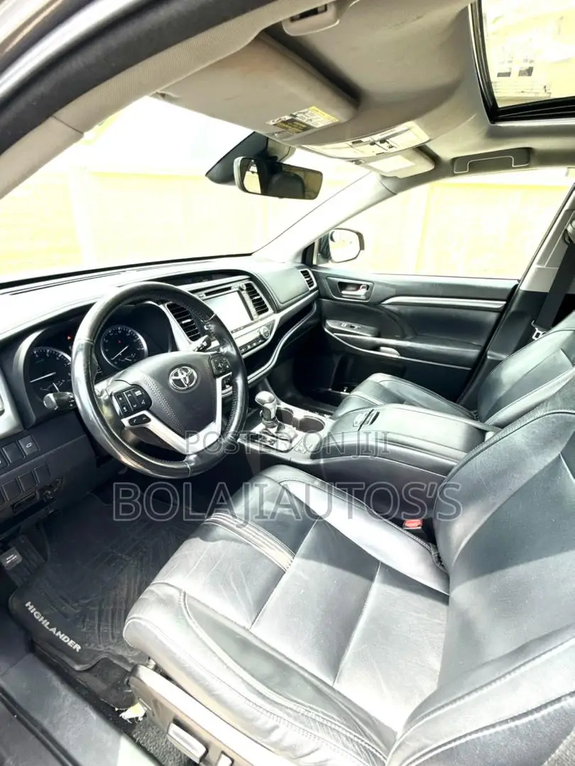 Toyota Highlander SE 4x4 V6 (3.5L 6cyl 8A) 2018 Gray