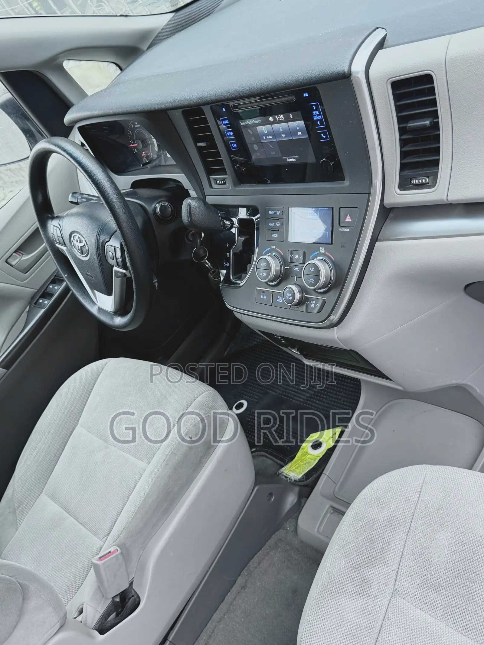 Toyota Sienna LE 7 Passenger (3.5L 6cyl 6A) 2016 White