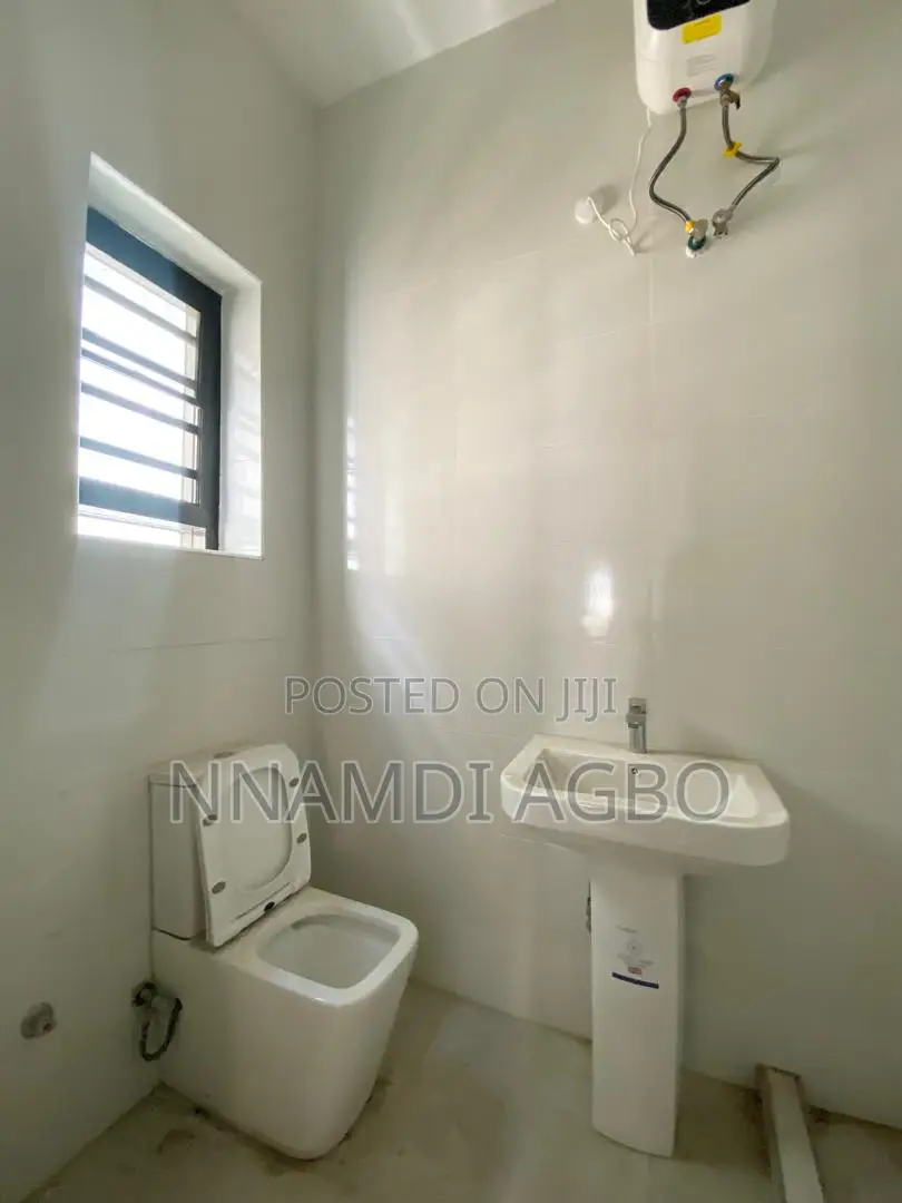 2bdrm Apartment in Lekki Phase 1 for sale