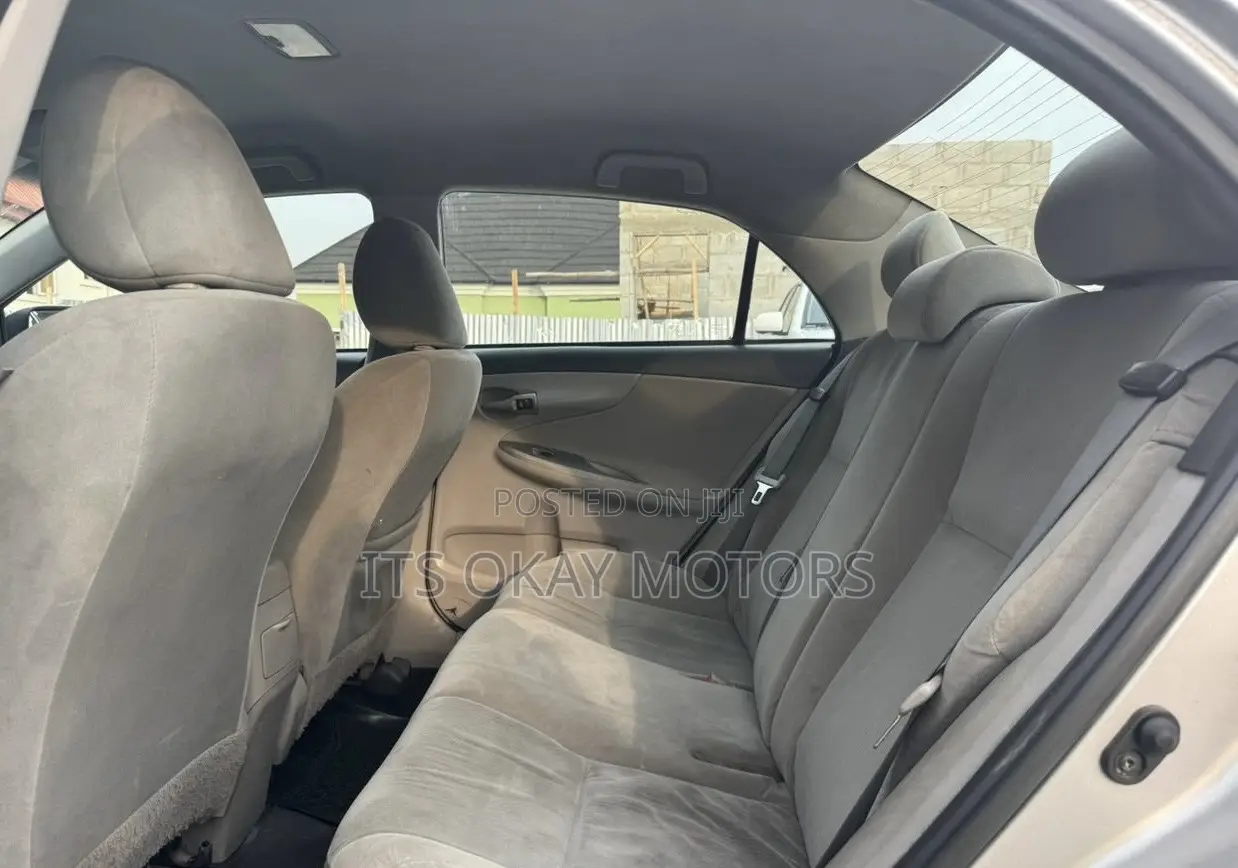 Toyota Corolla LE 4dr Sedan (1.8L 4cyl 4A) 2010 Silver