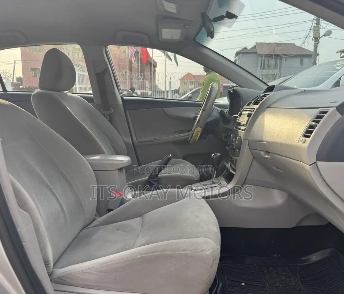 Toyota Corolla LE 4dr Sedan (1.8L 4cyl 4A) 2010 Silver