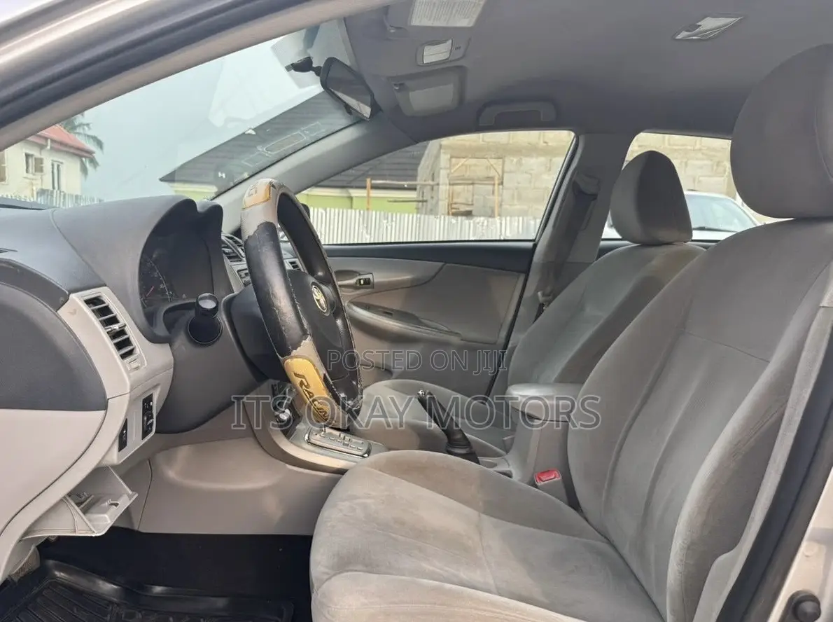 Toyota Corolla LE 4dr Sedan (1.8L 4cyl 4A) 2010 Silver