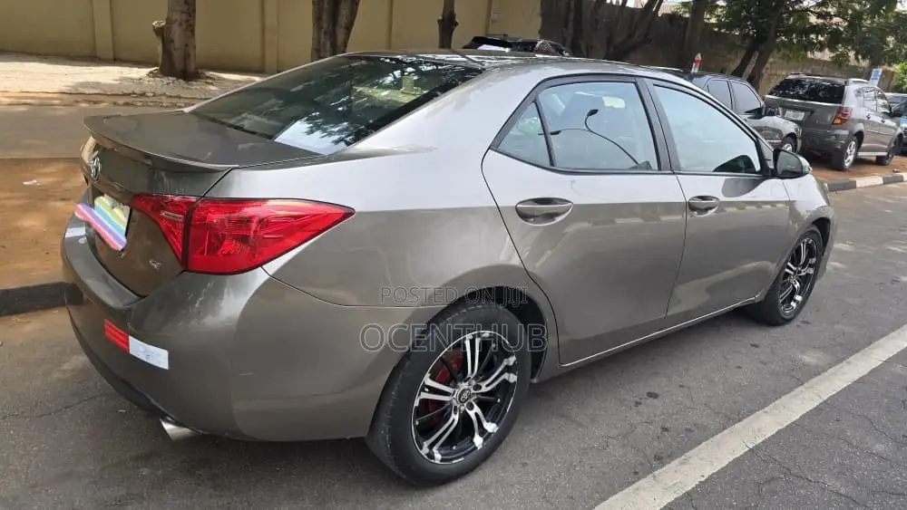 Toyota Corolla SE 4dr Sedan (1.8L 4cyl Manual) 2017 Gray