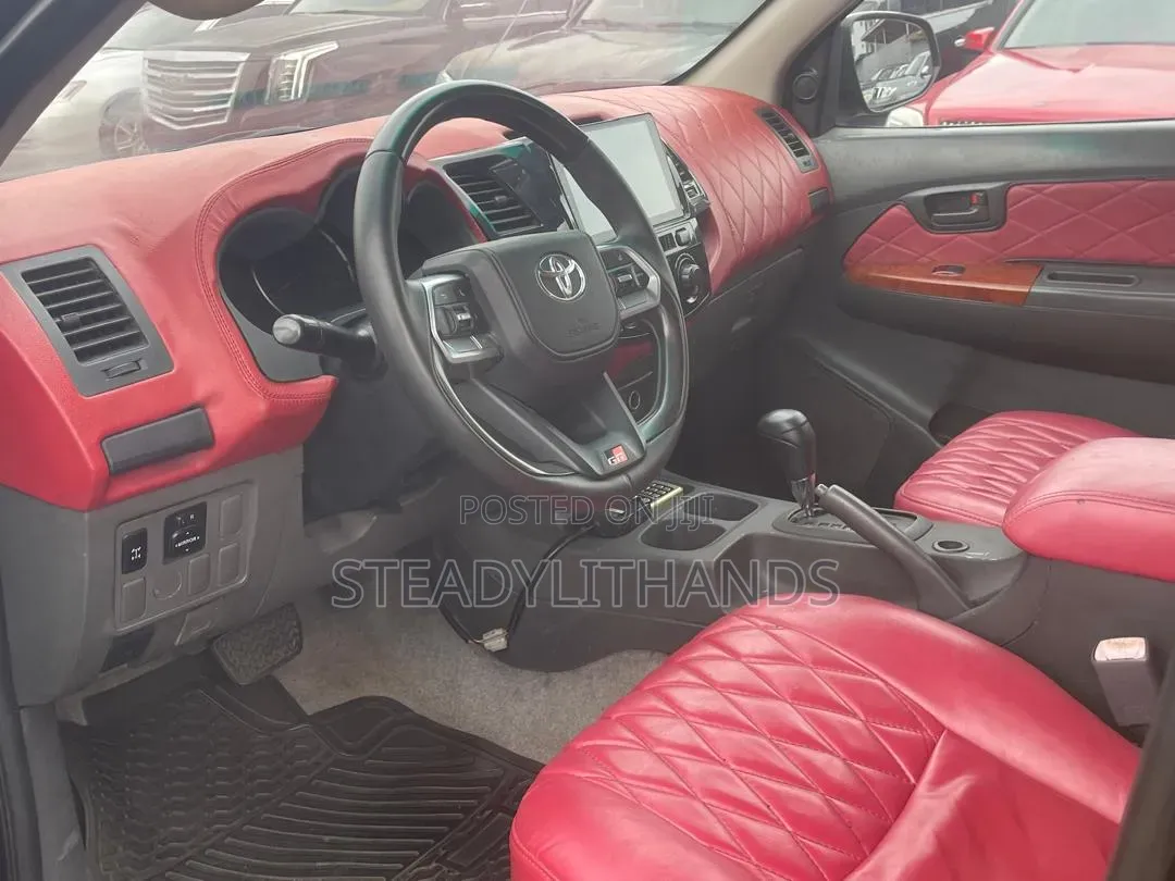 Toyota Hilux 2016 Black