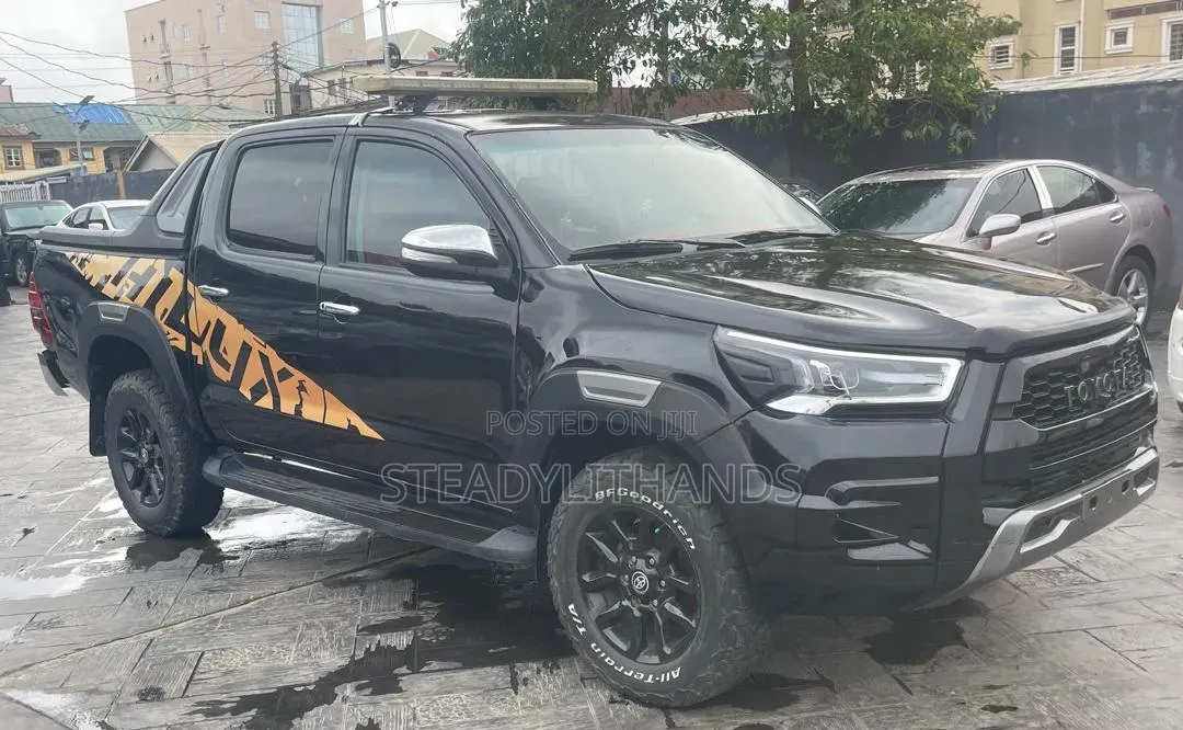 Toyota Hilux 2016 Black