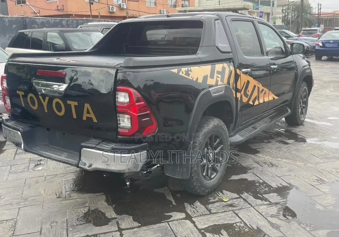 Toyota Hilux 2016 Black